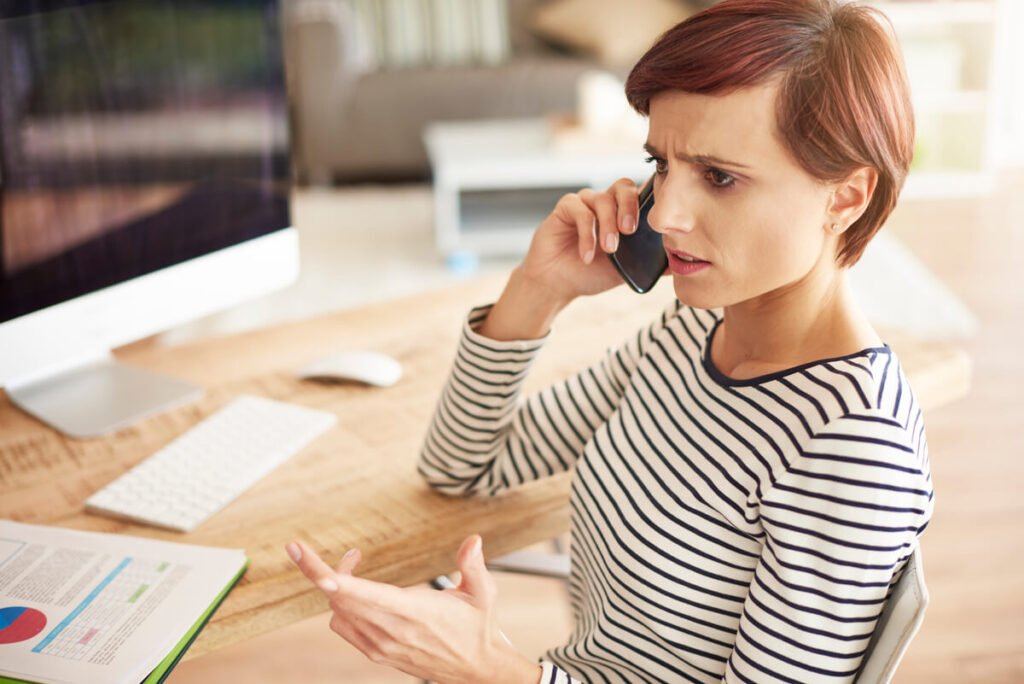 Harcèlement de Link Financial : que faire face à cette société de recouvrement ? 2 Téléphone affichant des appels répétés et lettres de relance d'une société de recouvrement.