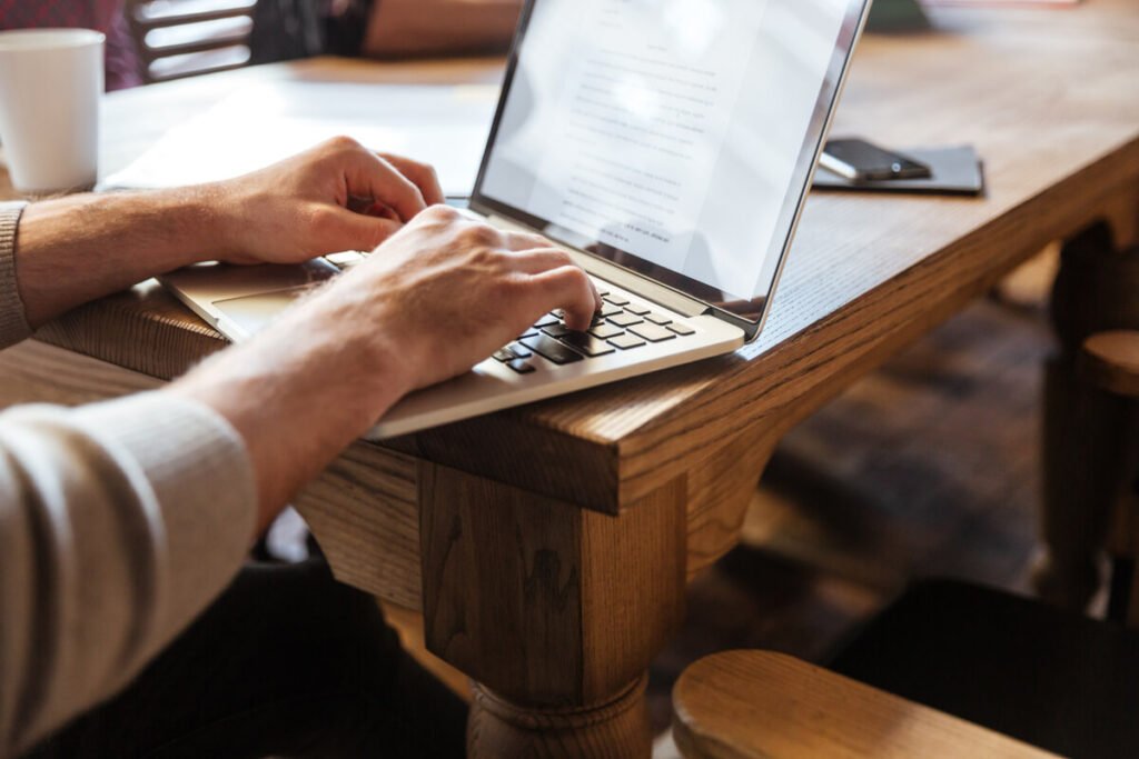 Candidature au conseil syndical par mail : modèle, délais et validité légale 2 Copropriétaire rédigeant un courriel de candidature au conseil syndical sur son ordinateur.